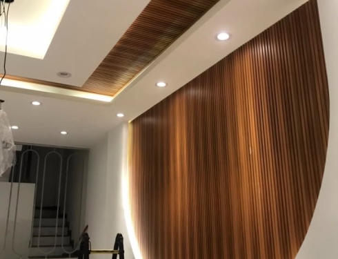 Thi Công Tấm Lam Sóng Nhựa Giả Gỗ Trang Trí Mới Nhất